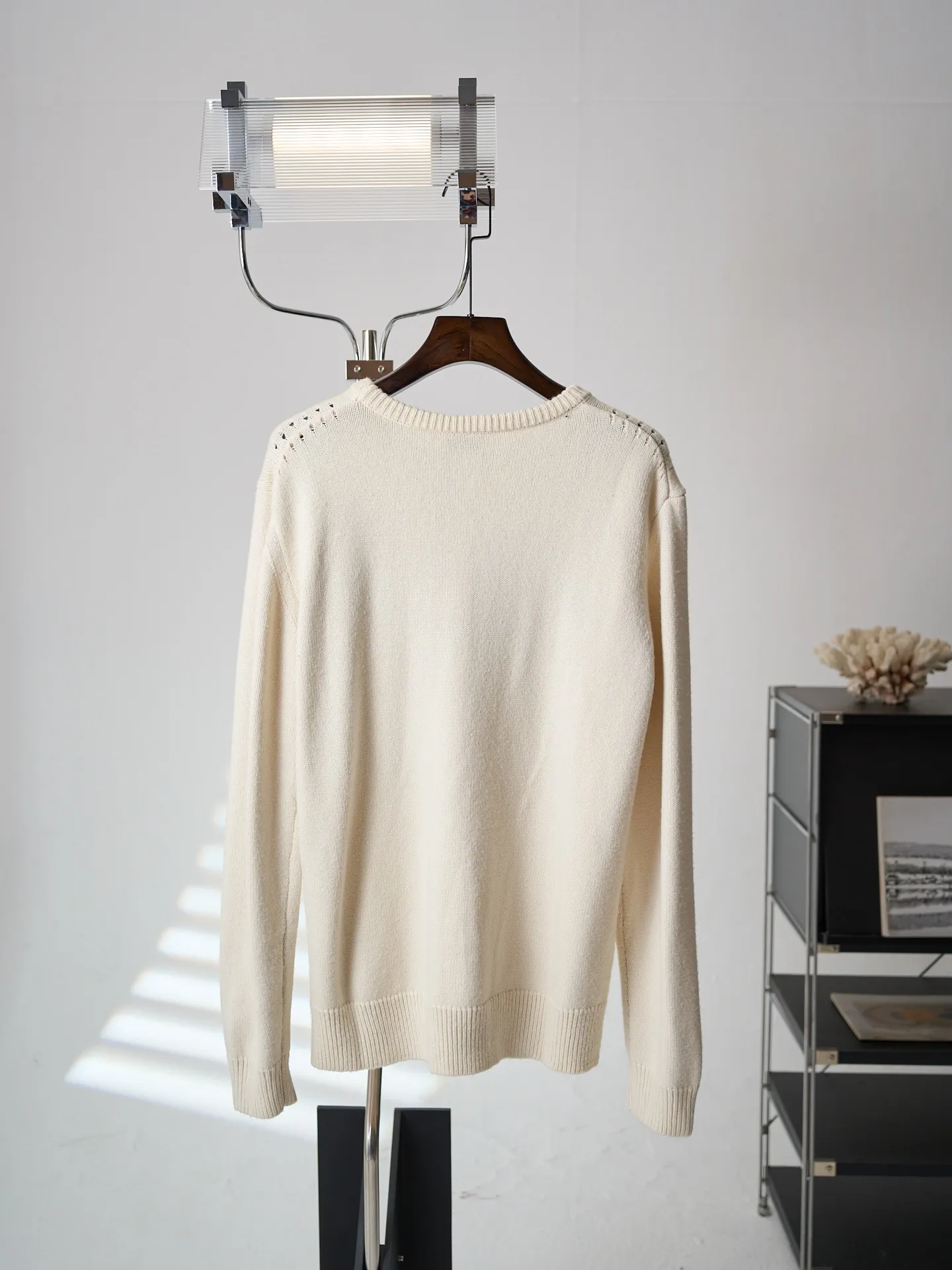 [Real object hanging] CELINE/Celine carriage print round neck knitted sweater [In Stock] S M L XL Fabric selection: Made of 62% wool + 23% nylon + 15% anti-pilling acrylic blended yarn, precision woven on an imported 7-needle knitting machine. The 7-needle medium-thick knitted structure makes the fabric fluffy and thick, with excellent temperature-locking ability; wool gives the fabric a soft, waxy and skin-friendly texture, while nylon strengthens the toughness and prevents it from loosening and deforming. It is paired with anti-pilling acrylic to give it both comfort and durability, and a solid texture. Printing process: The Classic carriage pattern and letters on the chest adopt a reactive printing process. The dye penetrates into the knitted fiber and is not offset printed on the surface. The pattern lines are clear and neat, and the touch is natural without a hard glue layer. It is not easy to crack or peel after repeated wear and washing, and the original soft texture of the knitted fabric is completely retained. Details: The round neck, cuffs and hem are made of high-density wide rib weaving, which has long-lasting elasticity and will not loosen easily after long-term wear; the back shoulders are made of hollow keyhole technology, and the entire line is evenly routed.